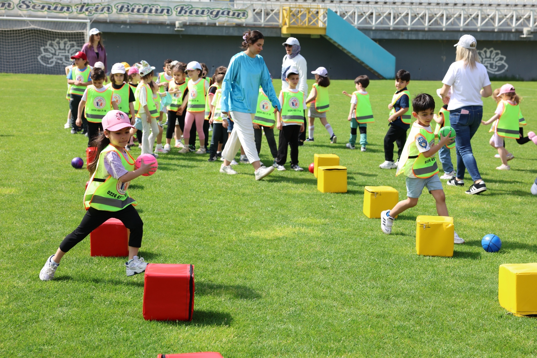 Spor Şenlikleri’nde sıra minik öğrencilerin