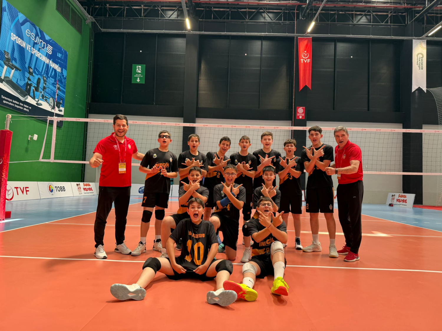 İnegöl Belediyespor Set Vermeden Şampiyonluğa Yürüyor