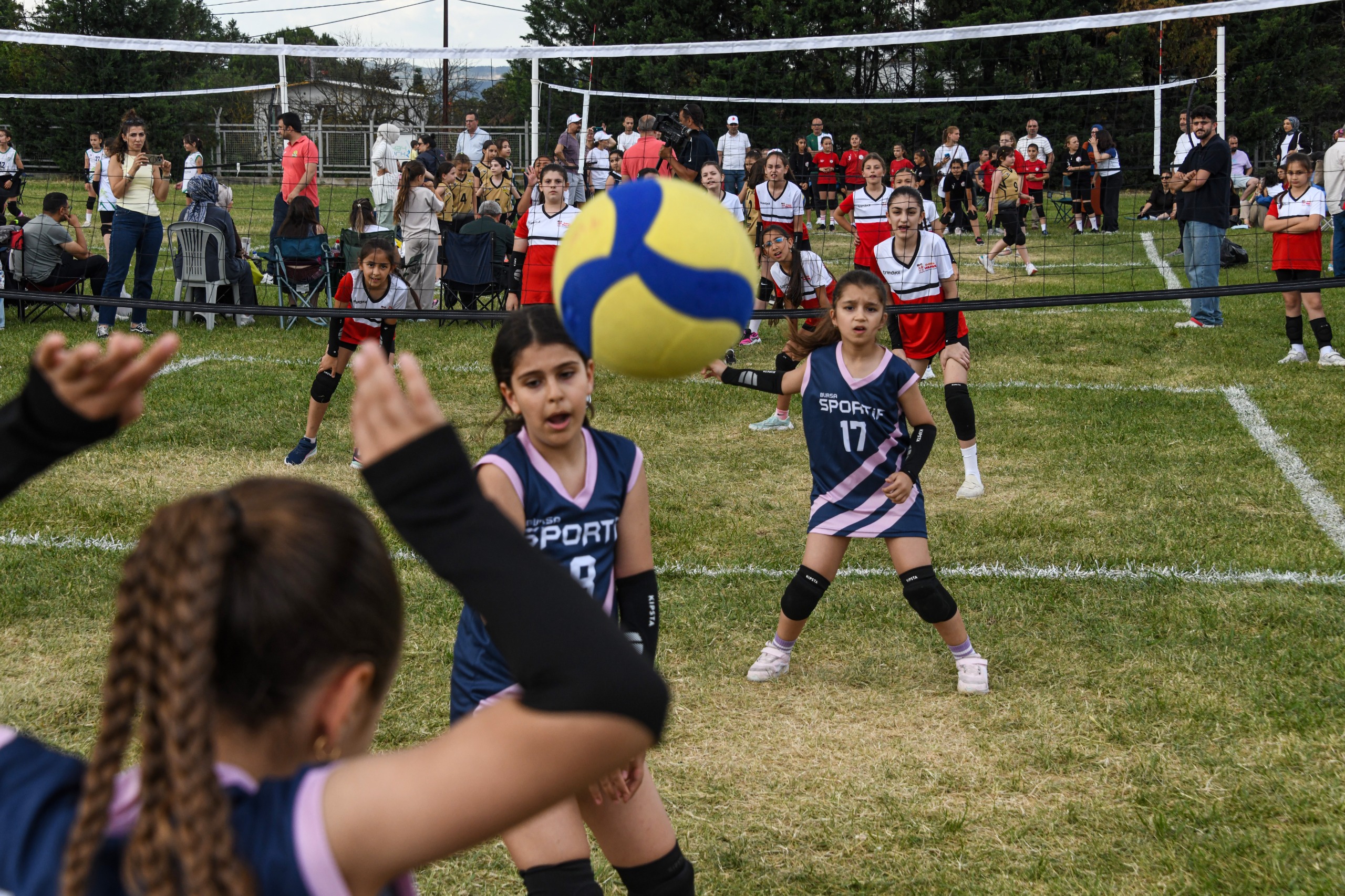 Mini Voleybol Şenliği’nde Çocuklar Madalyalarını Aldı