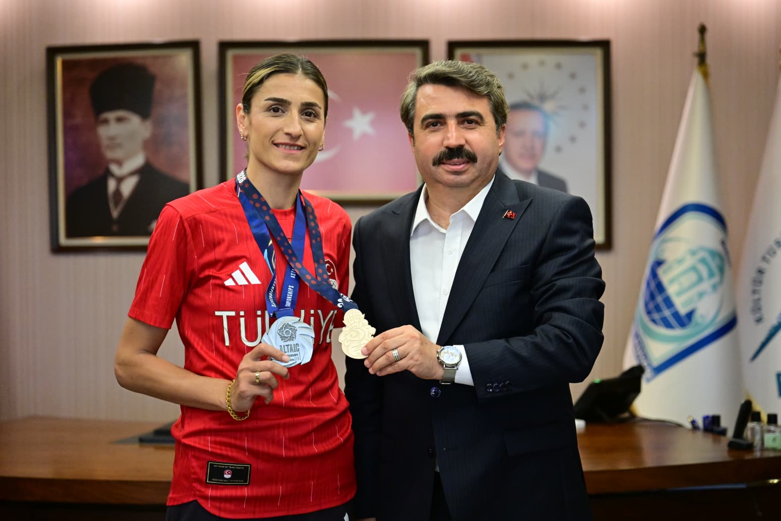 Milli Tekvandocu Hatice Kübra İlgün, Madalya Sevincini Başkan Oktay Yılmaz’la Paylaştı