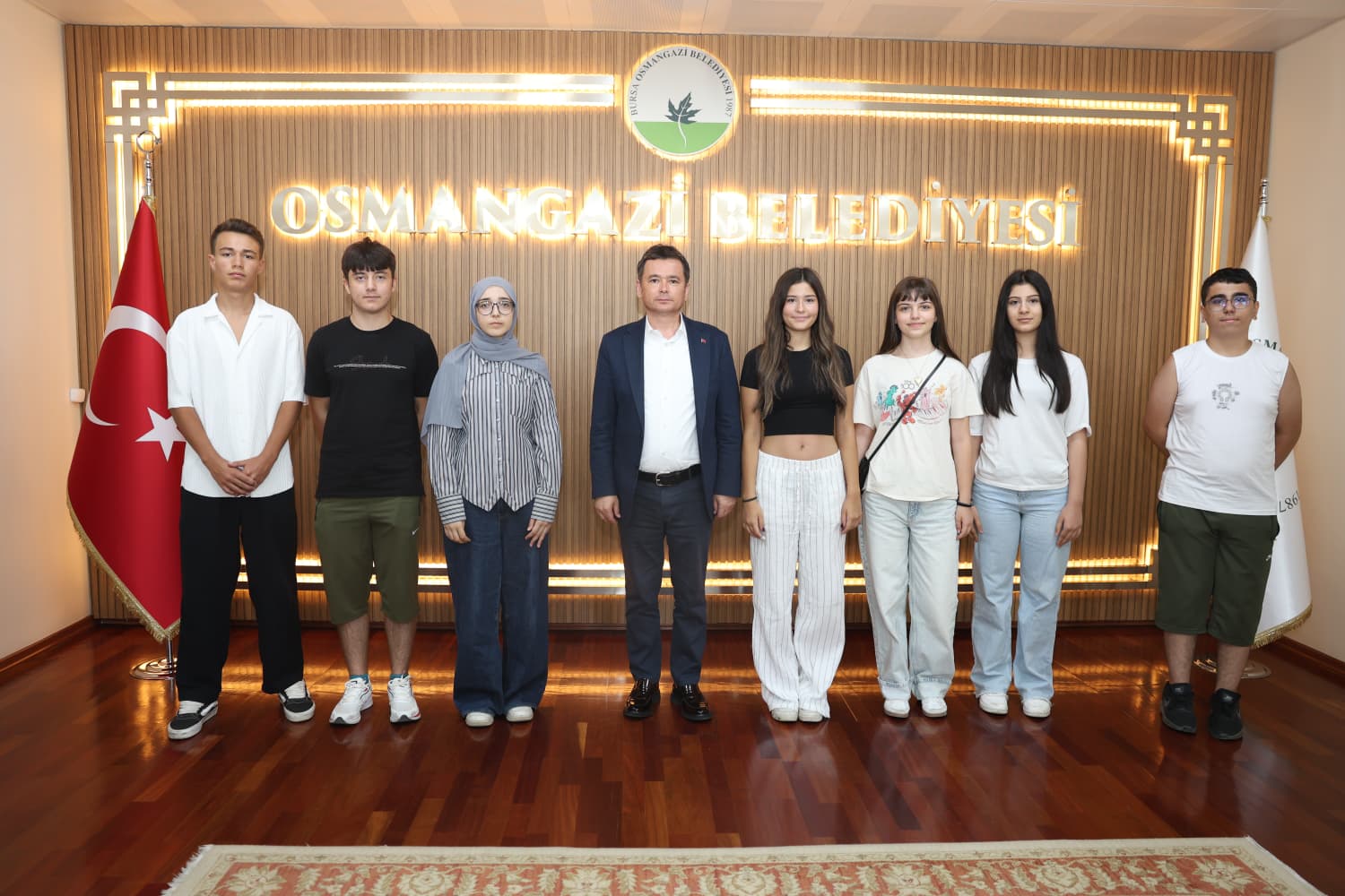 Osmangazi’de Ücretsiz LGS Kurslarının Başarılı Öğrencileri Başkan Aydın’la Buluştu