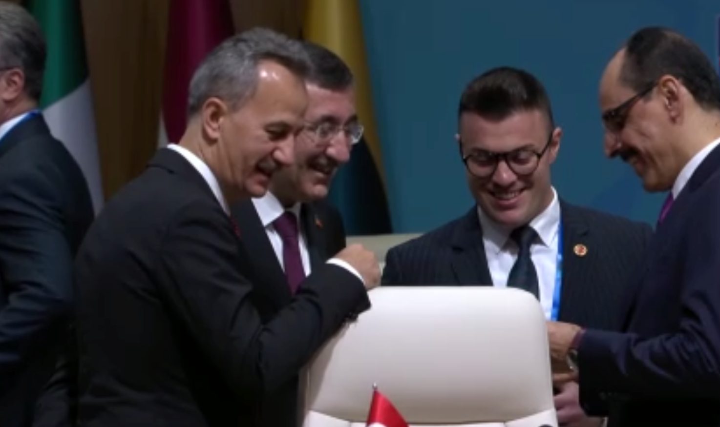 NATO Zirvesi’nde İlgi Çeken Kalem Anı